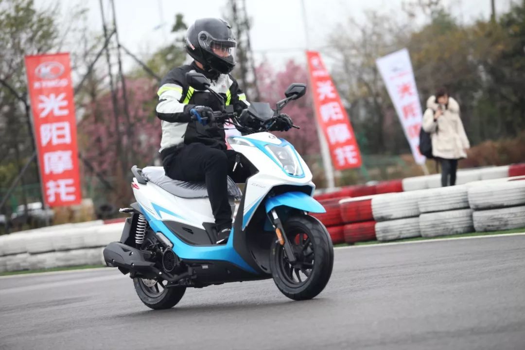 光阳平踏板赛艇ct 250发布!同时发布的还有多款国四车型!