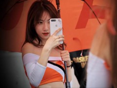 比赛现场的赛车女郎
