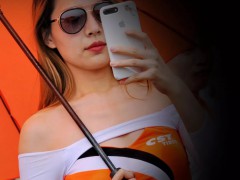 比赛现场的赛车女郎