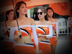 比赛现场的赛车女郎