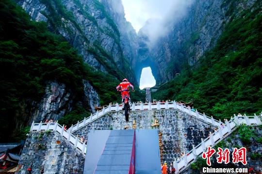 中国极限攀爬摩托车手成功挑战999级石阶“天梯”