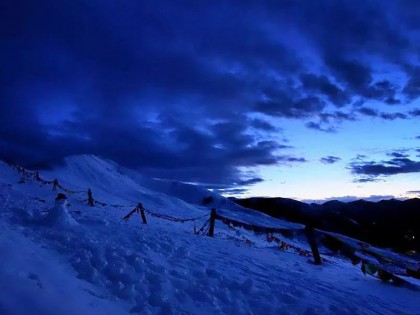 天黑进雪山，几米外就是悬崖，春风车友十月摩旅分享