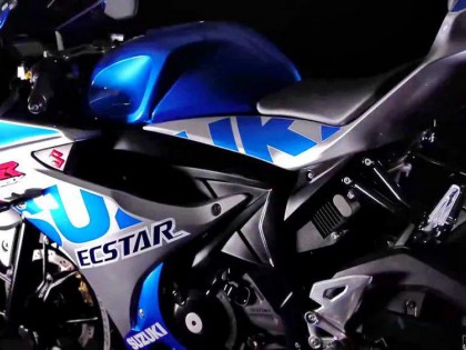 Suzuki 展示一百周年图案的 GSX-R 和红色的 Katana