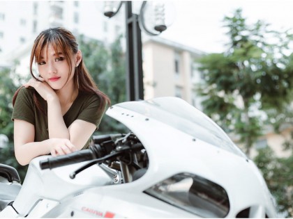 传奇再现：Cagiva Mito SP525 二冲程跑车与美女的邂逅