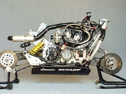 Honda 后单摇臂的始祖、埃尔夫 ELF 赛车
