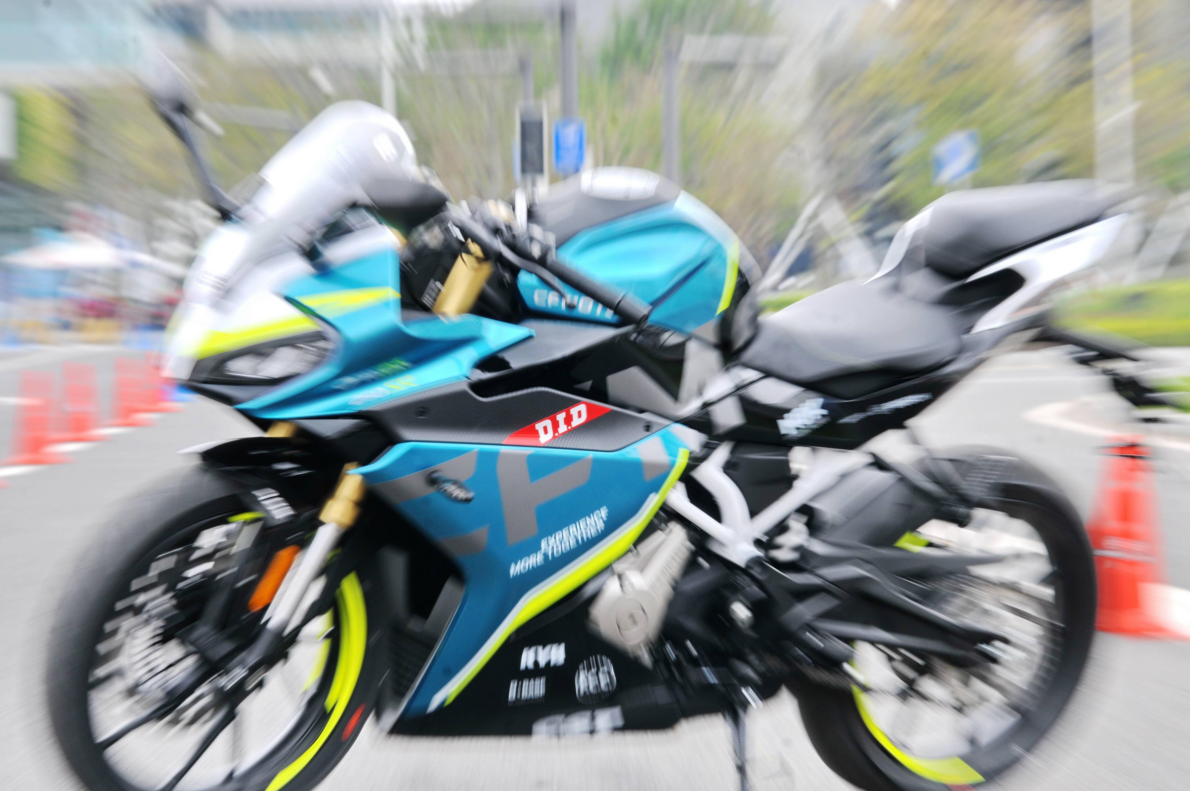 春风250sr高清壁纸4k,春风250sr壁纸超清竖屏 春风250sr赛道版只意会不言传之美