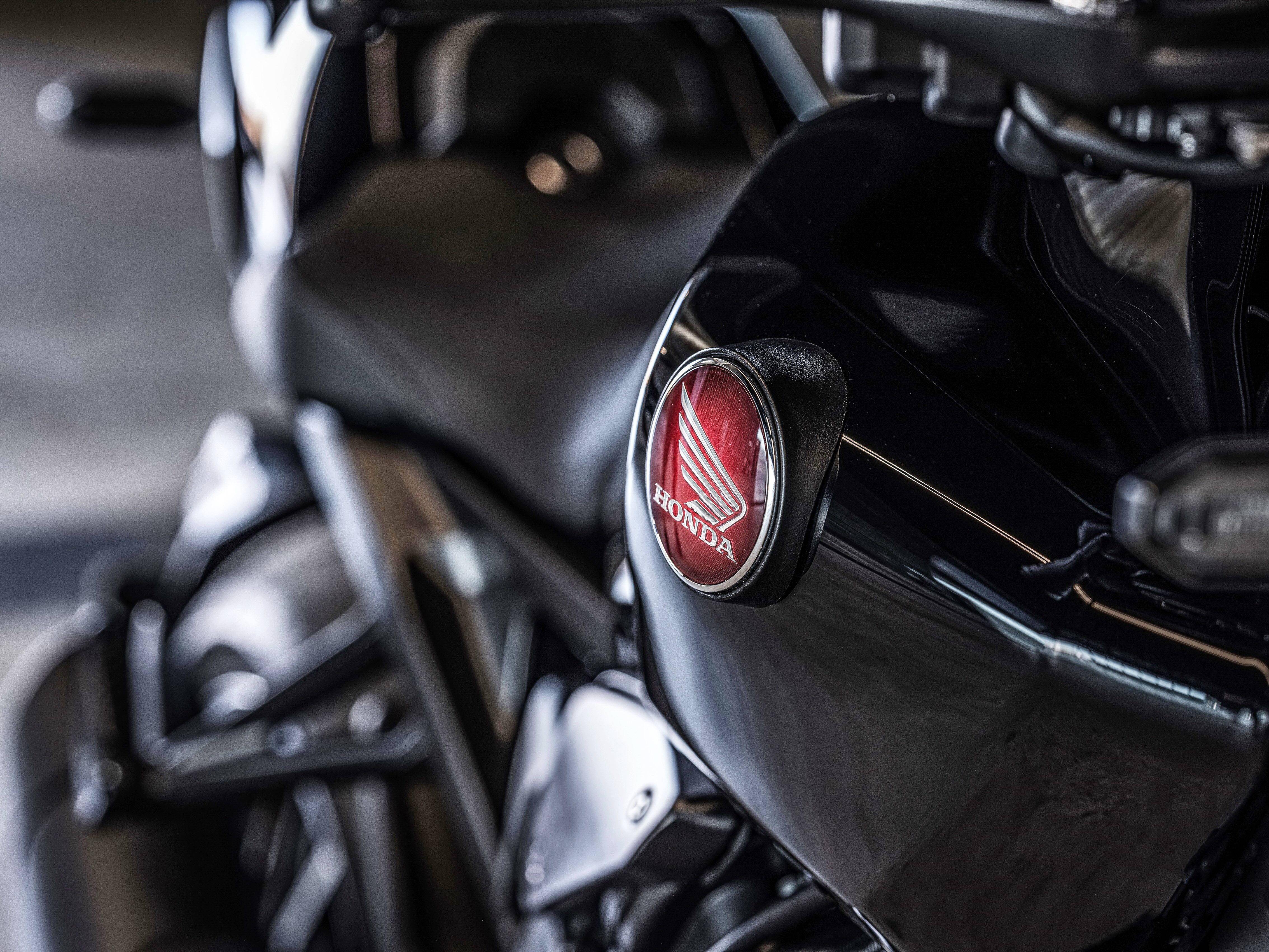 honda 2021 cb1000r black 黑色版:细节简介