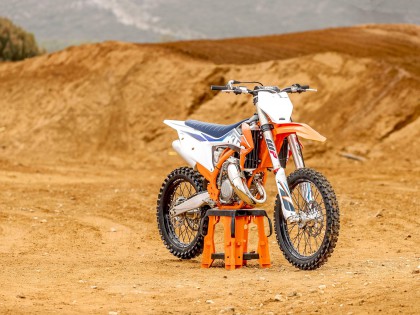 ktm2022市售越野赛车125sx户外特写