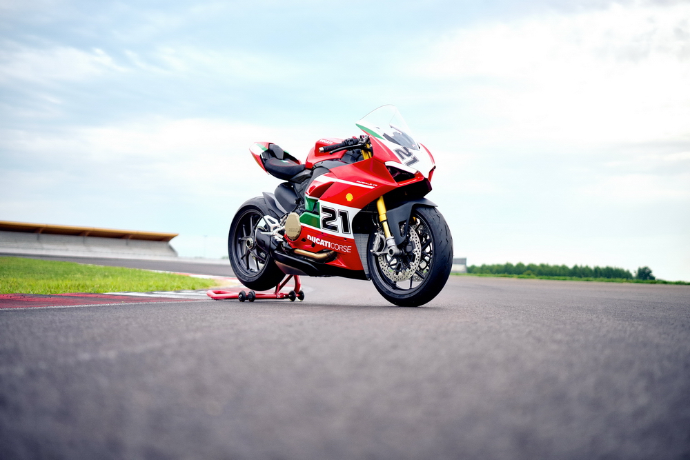 杜卡迪panigalev2拜尼斯冠军纪念版赛道特写