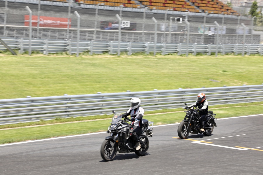 “全民摩托车体验活动”在郑州国际赛车场启幕