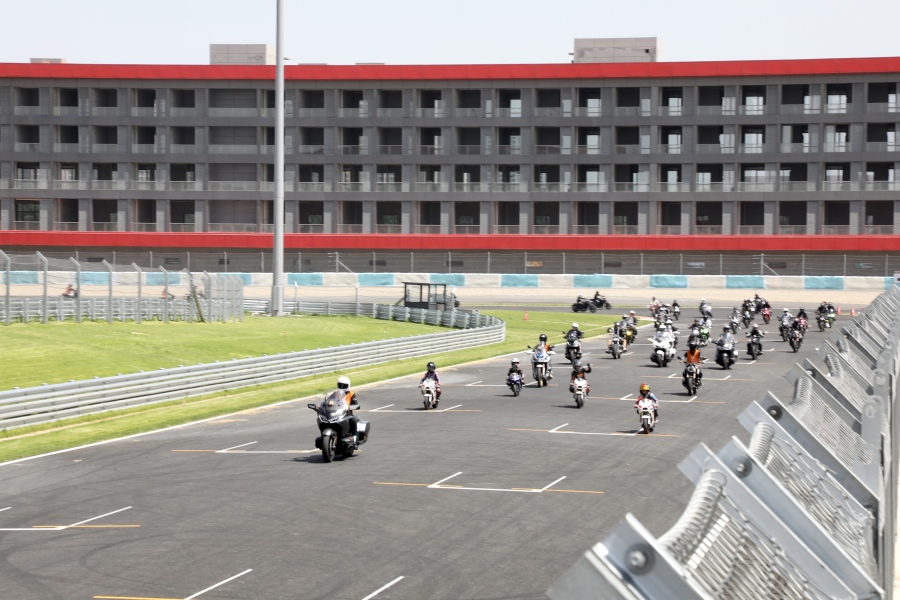 “全民摩托车体验活动”在郑州国际赛车场启幕