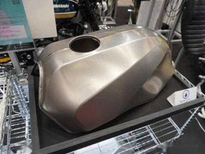 川崎GPZ900R钛合金油箱亮相2024东京摩托车展